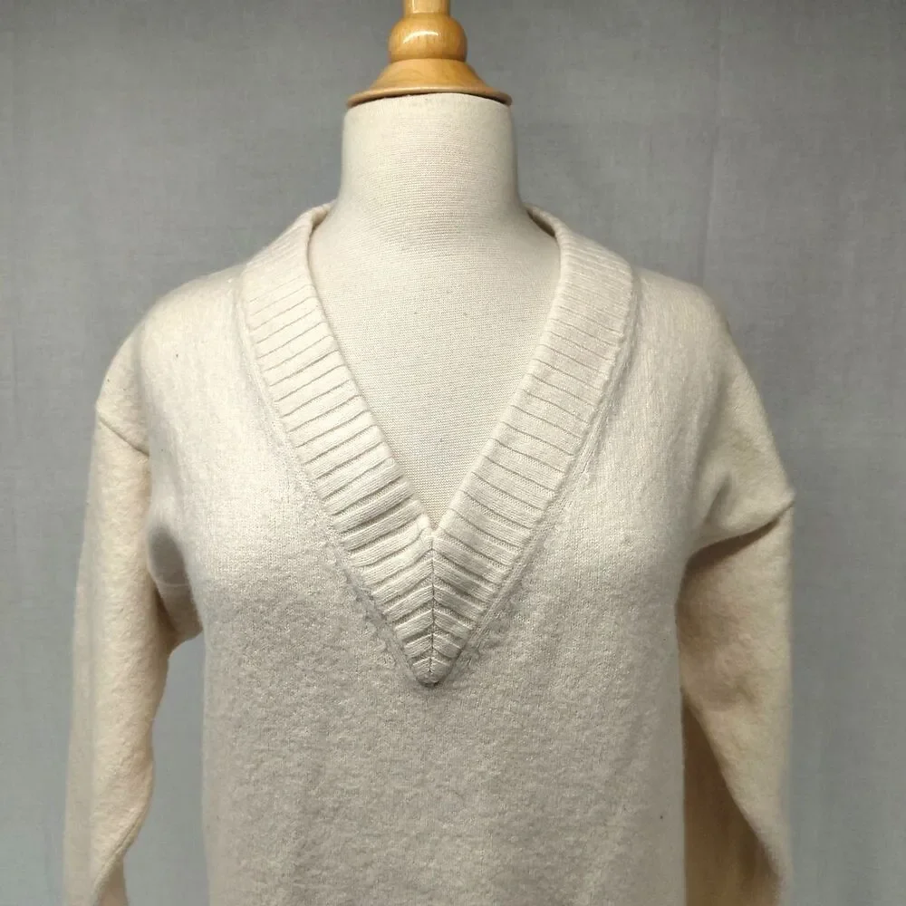 Athleta Cream Cashmere/Wool Blend LS V-Neck Tunic length Sweater Size Large